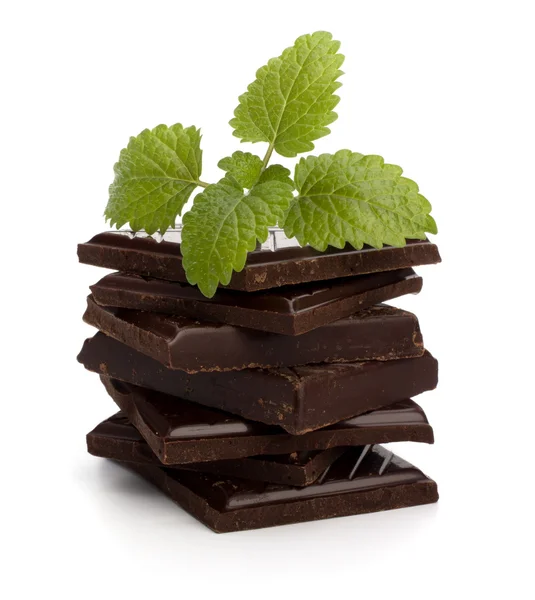 Barras de chocolate apilan y hoja de menta —  Fotos de Stock
