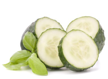 dilimlenmiş salatalık sebze ve fesleğen yaprakları natürmort