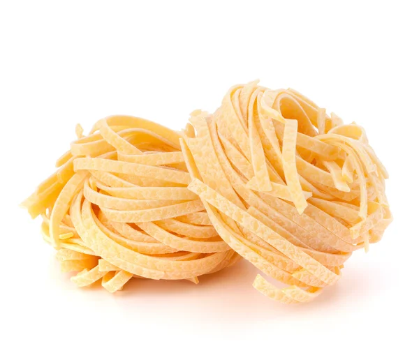 Nido de tagliatelle de pasta italiana aislado sobre fondo blanco — Foto de Stock