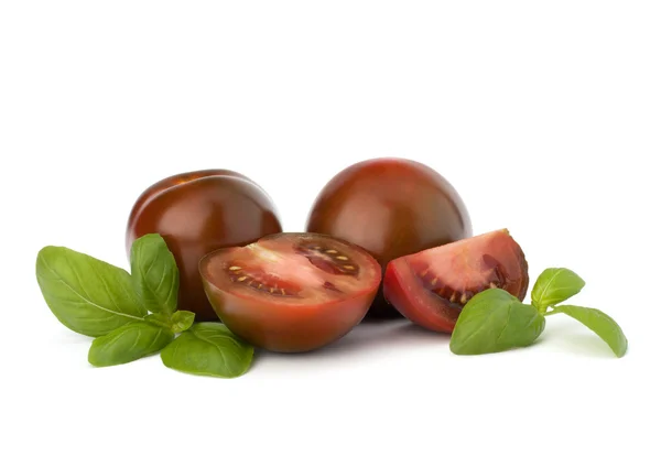 Pomodoro kumato e foglia di basilico — Foto Stock