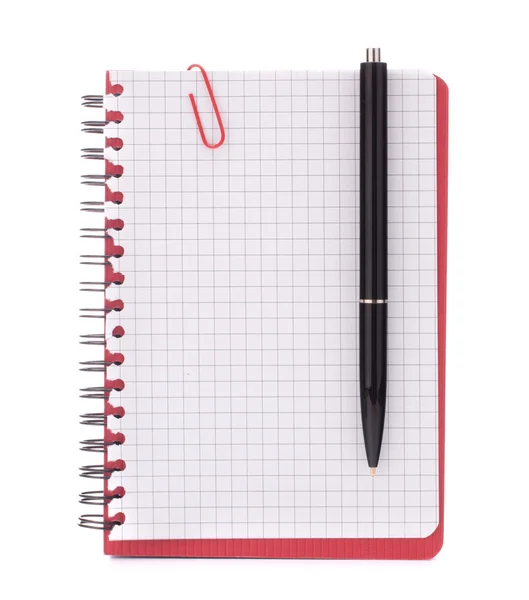 Rode laptop met aankondiging van papier en pen — Stockfoto