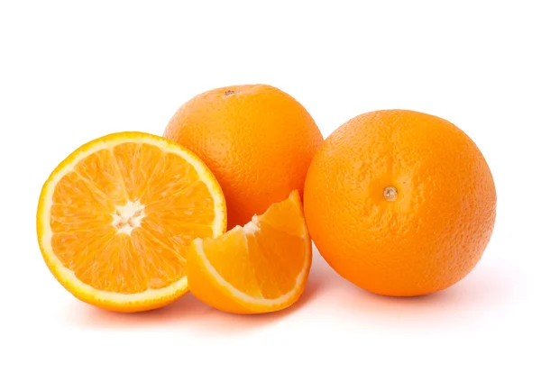Segmenty owoców pomarańczy w plasterkach, izolowane na białym tle — Zdjęcie stockowe