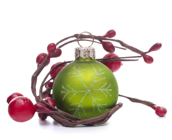 Зеленый рождественский мяч — стоковое фото
