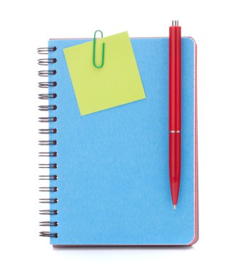 Mavi defter ile haber kağıt ve kalem