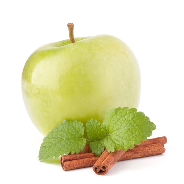 Yeşil elma, tarçın sopa ve natürmort nane yaprakları — Stok fotoğraf