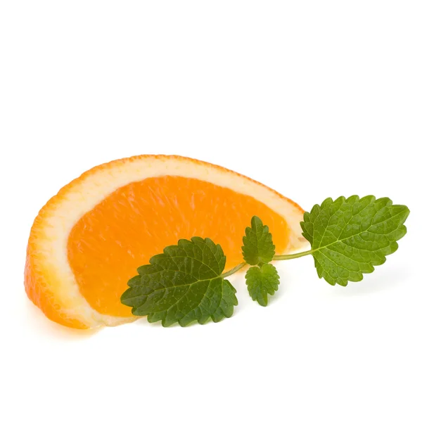 Segmento de fruta naranja y hoja de menta cítrica —  Fotos de Stock