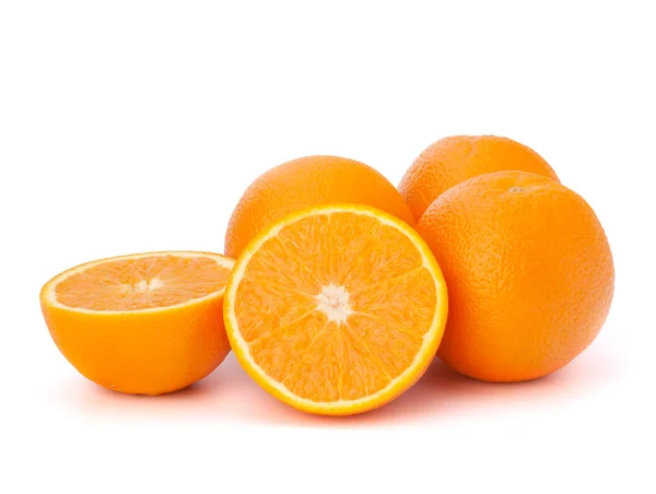 Segmentos de fruta naranja en rodajas aislados sobre fondo blanco — Foto de Stock