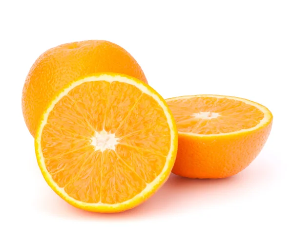 Aufgeschnittene Orangenfruchtsegmente isoliert auf weißem Hintergrund — Stockfoto