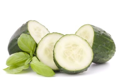 dilimlenmiş salatalık sebze ve fesleğen yaprakları natürmort