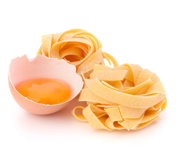 Gniazdo jajko włoski makaron fettuccine — Zdjęcie stockowe
