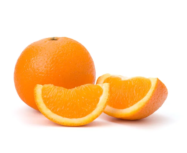 Segmentos de fruta naranja en rodajas aislados sobre fondo blanco —  Fotos de Stock