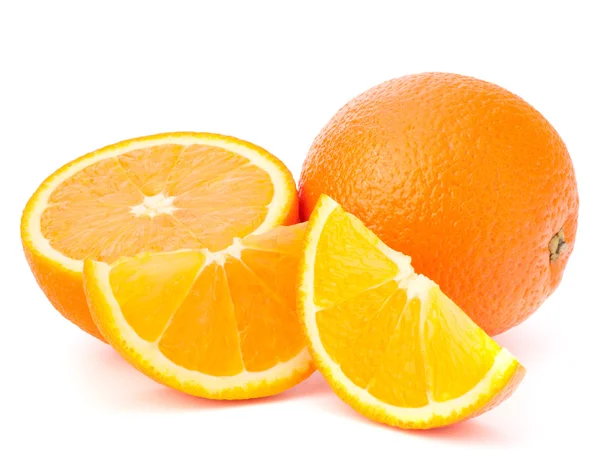 Frutos enteros de naranja y sus segmentos o cantles —  Fotos de Stock