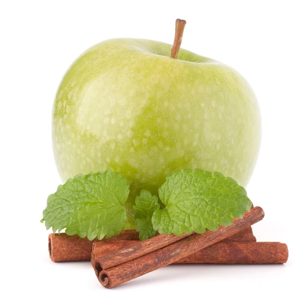 Manzana verde, palitos de canela y hojas de menta bodegón — Foto de Stock