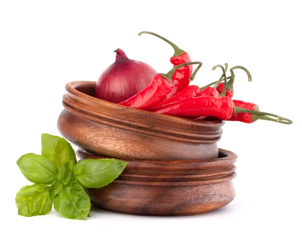 Horká červená paprika nebo chilli papričkou v dřevěných misek zásobníku — Stock fotografie