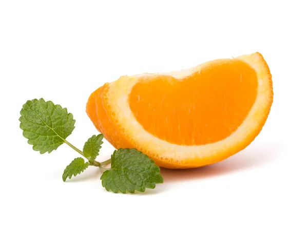 Segmento de fruta naranja y hoja de menta cítrica — Foto de Stock