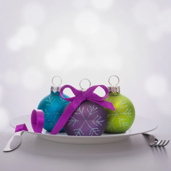 Décoration de boule de Noël sur assiette . — Photo