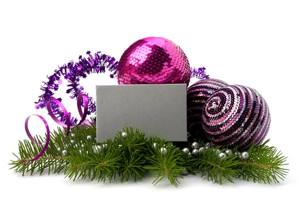 Decoración navideña con tarjeta de felicitación aislada sobre fondo blanco — Foto de Stock