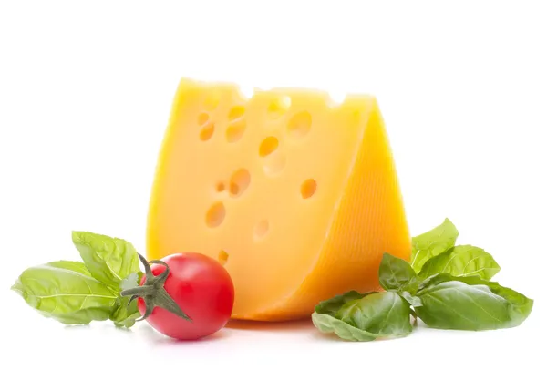 El queso y la albahaca dejan bodegón —  Fotos de Stock