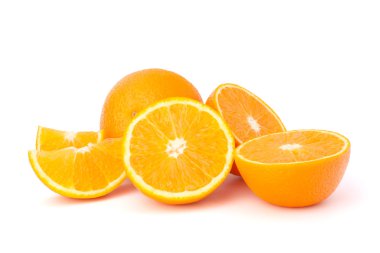 Dilimlenmiş portakal meyve segmentleri beyaz arkaplanda izole edilmiş