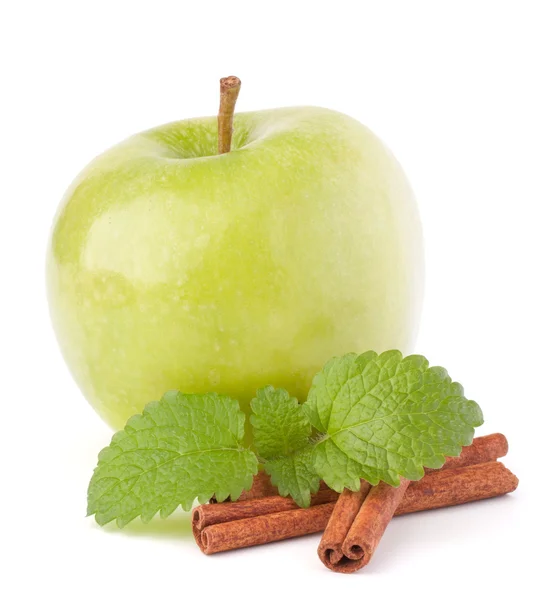 Manzana verde, palitos de canela y hojas de menta bodegón — Foto de Stock