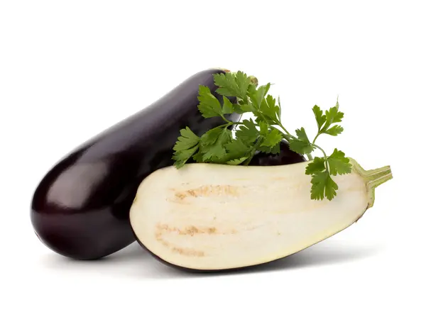 Aubergine eller aubergine och persilja blad — Stockfoto