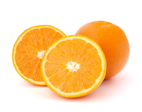 Krájené oranžové ovoce segmenty izolované na bílém pozadí — Stock fotografie