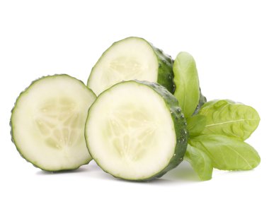 dilimlenmiş salatalık sebze ve fesleğen yaprakları natürmort