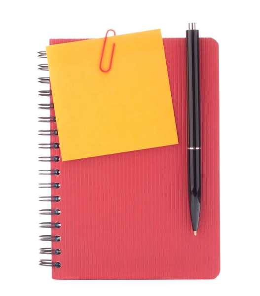 Caderno vermelho com papel de aviso e caneta — Fotografia de Stock