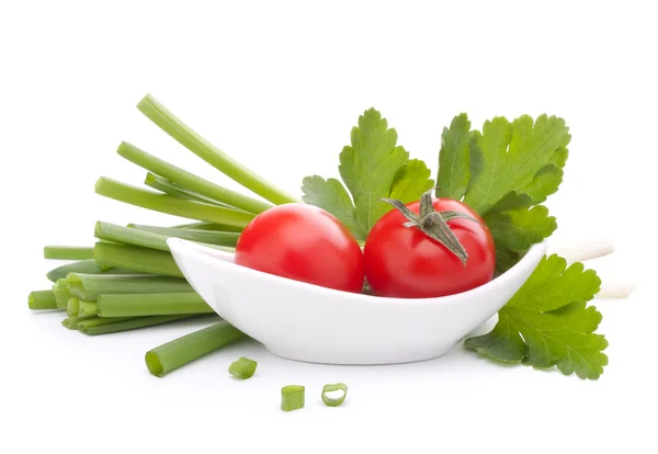 Cebolletas y tomate cherry en un bol — Foto de Stock