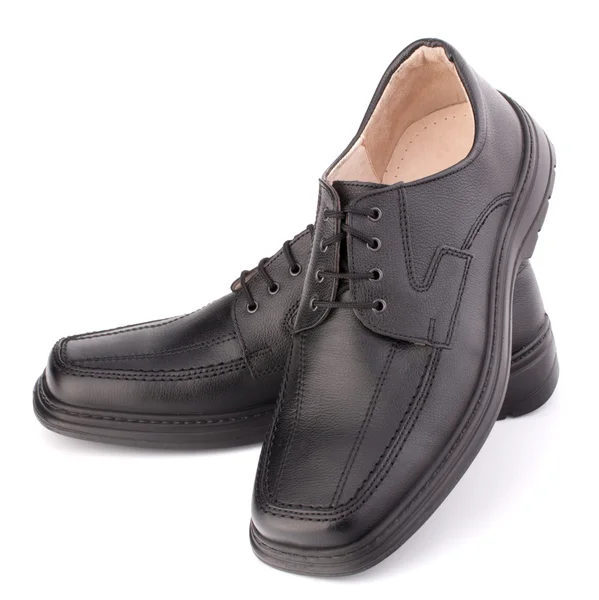 Sapatos de homem brilhante preto com atacadores isolados no fundo branco — Fotografia de Stock