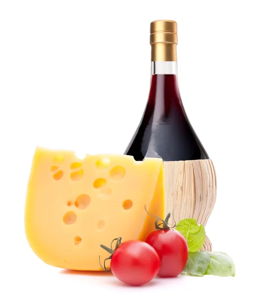 Červené víno láhev, sýra a rajčat zátiší — Stock fotografie