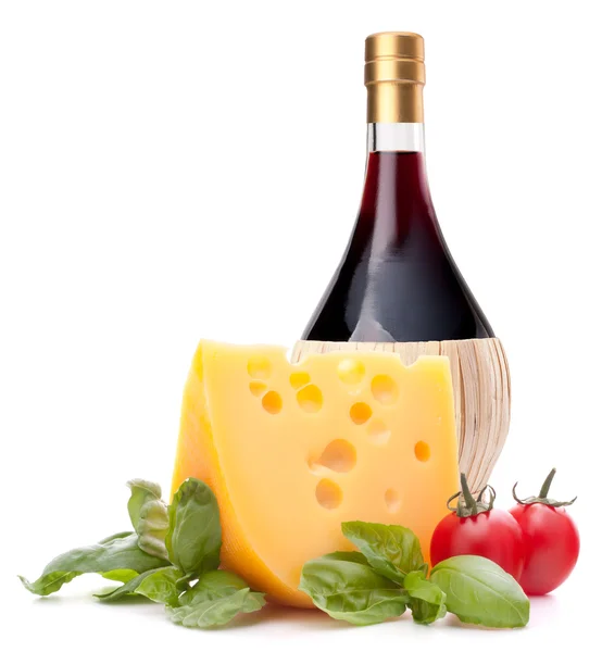 Bottiglia di vino rosso, formaggio e natura morta pomodoro — Foto Stock