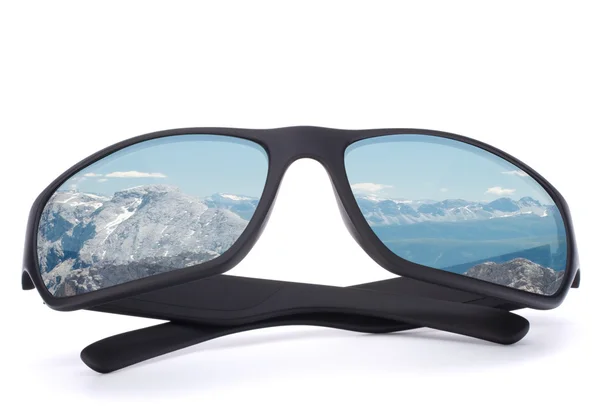 Черные солнцезащитные очки с горным отражением на изолированной белой спине — стоковое фото