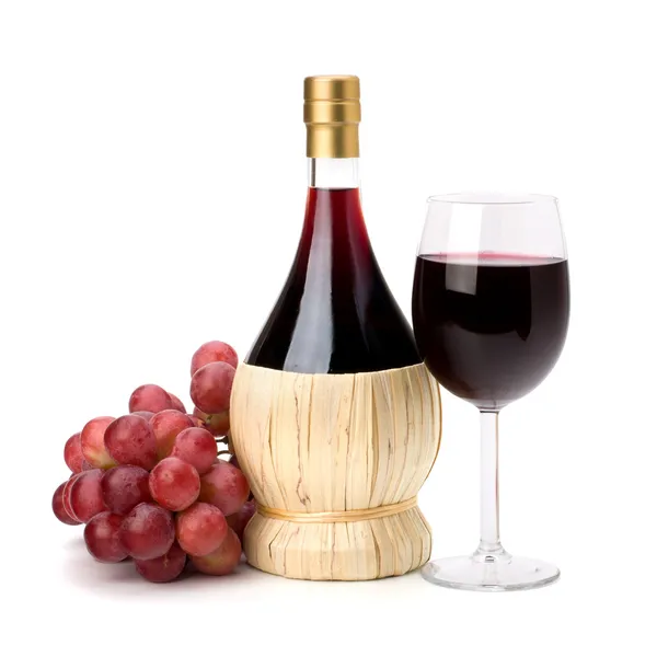 Copo de vidro de vinho tinto completo, garrafa e uvas — Fotografia de Stock