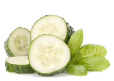 dilimlenmiş salatalık sebze ve fesleğen yaprakları natürmort