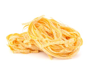 İtalyan makarna tagliatelle yuvası beyaz arkaplanda izole
