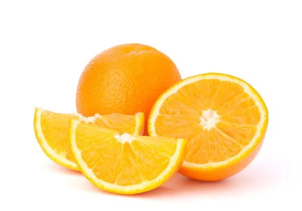 Aufgeschnittene Orangenfruchtsegmente isoliert auf weißem Hintergrund — Stockfoto