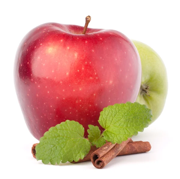 Piros és zöld almát, a fahéjat és a menta levelek csendélet — Stock Fotó