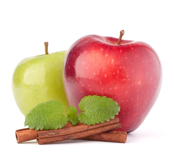 Piros és zöld almát, a fahéjat és a menta levelek csendélet — Stock Fotó