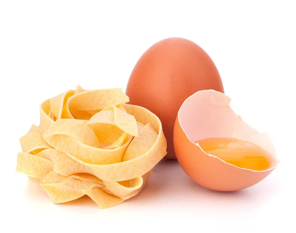 イタリアン卵パスタ フェットチーネ ネストします。 — ストック写真