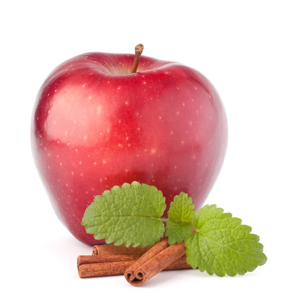 Manzana roja, palitos de canela y hojas de menta bodegón — Foto de Stock