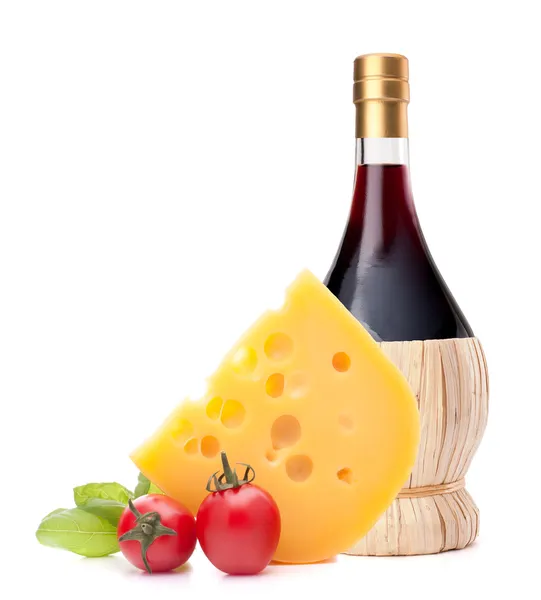 Bottiglia di vino rosso, formaggio e natura morta pomodoro — Foto Stock