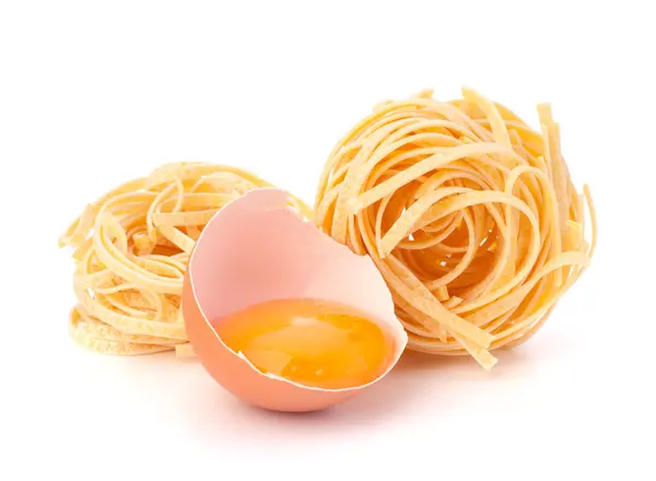 Italiaanse pasta tagliatelle nest — Stockfoto