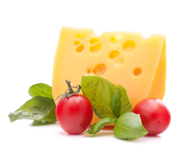 Liście serem i bazylią — Zdjęcie stockowe