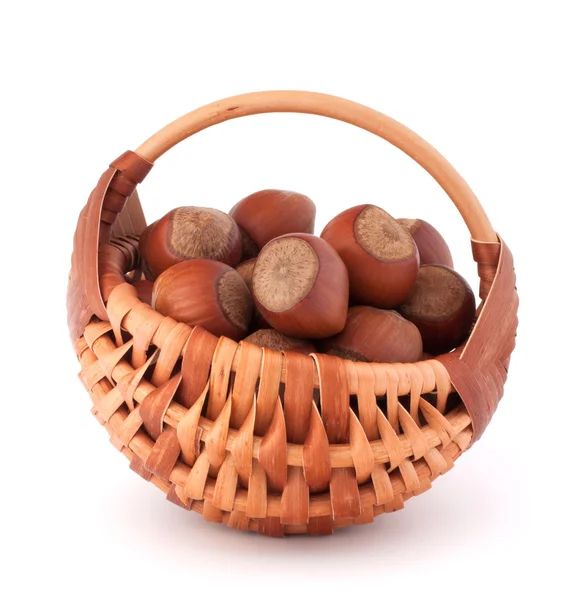 Орешки в плетеной корзине — стоковое фото