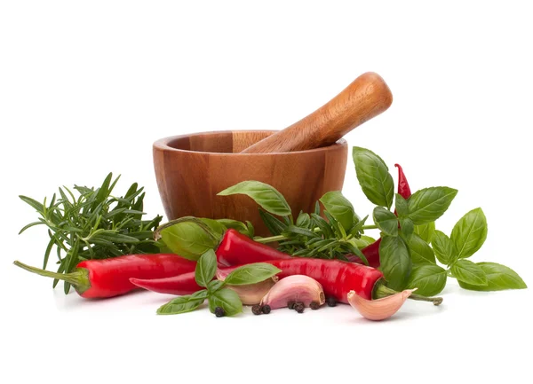 Čerstvé aromatické bylinky a koření v dřevěných Malty — Stock fotografie