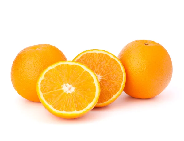 얇게 썬 오렌지 열매 조각은 흰 배경에 따로 붙어 있다 — 스톡 사진