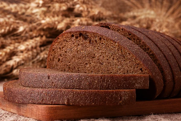 Brood van brood en rogge oren stilleven — Stockfoto