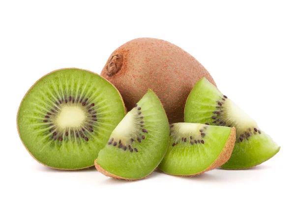 Fruta kiwi entera y sus segmentos cortados en rodajas — Foto de Stock