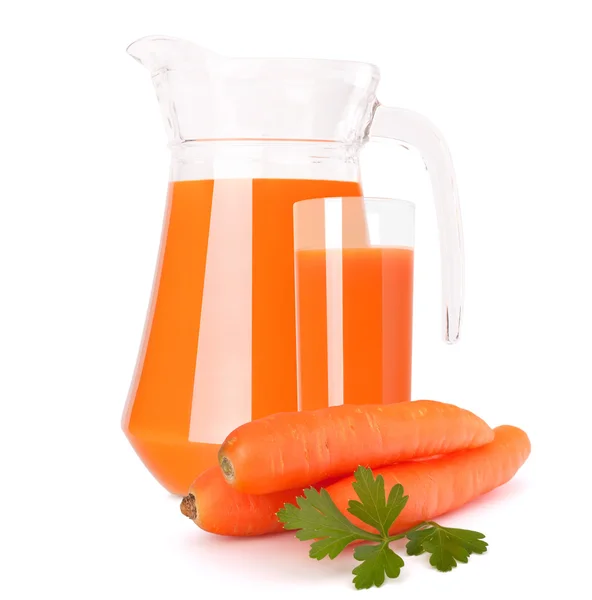 Jus de carotte dans une cruche en verre — Photo